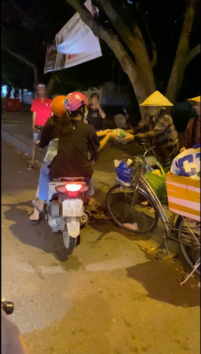 Nhận quà từ người làm từ thiện .Ảnh: MINH DIỄM