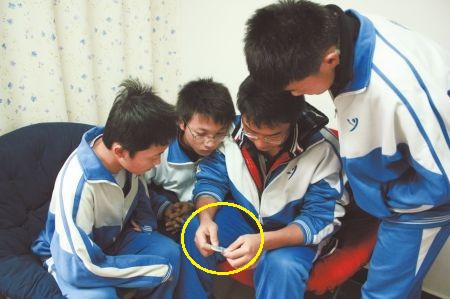 Cô giáo phát hiện bao cao su trong balo của học sinh tiểu học. Ảnh minh họa
