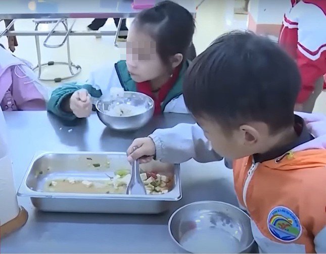 Hình ảnh về "bữa ăn bất thường" xảy ra tại Trường Phổ thông dân tộc bán trú Tiểu học Hoàng Thu Phố 1. Ảnh: VTV24.