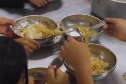 11 học sinh chỉ có 2 gói mì tôm chan cơm: Bộ GD&ĐT đề nghị xử lý nghiêm