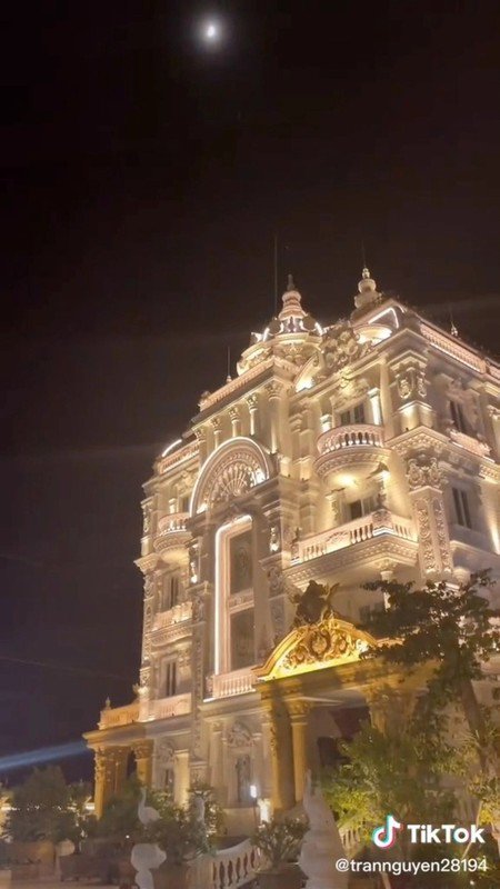 Từ cổng vào đến không gian sân vườn đều được trang trí đèn phát sáng rực rỡ, nổi bật cả một góc phố.