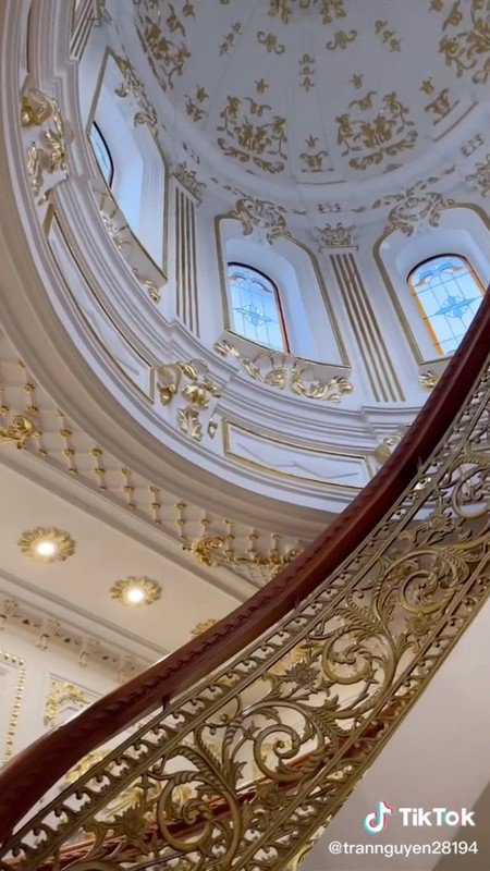 Bước vào bên trong, nhiều người choáng ngợp với kiến trúc cổ điển.