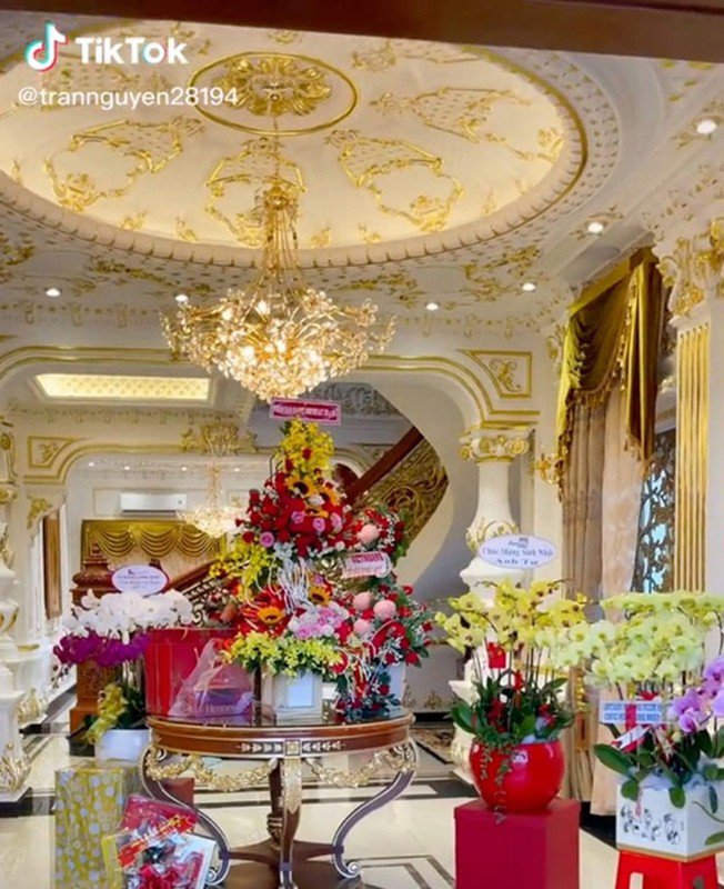 Thậm chí, có người từ TP HCM không quản đường xa đến tận Thủ Thừa, (Long An) để ngắm tòa lâu đài.