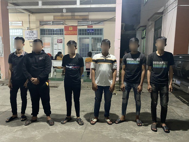 Nhóm đối tượng tại trụ sở công an