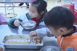 Vụ '11 học sinh ăn 2 gói mì tôm chan cơm': Chỉ đạo công khai tài chính, lắp camera tại bếp ăn