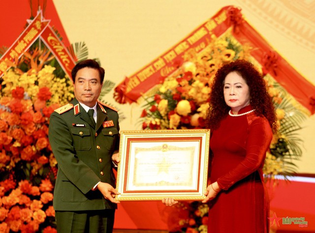 Trung tướng Nguyễn Doãn Anh, Phó tổng Tham mưu trưởng QĐND Việt Nam, trao danh hiệu Anh hùng lực lượng vũ trang nhân dân đối với Trung tướng Đặng Kinh cho đại diện gia đình