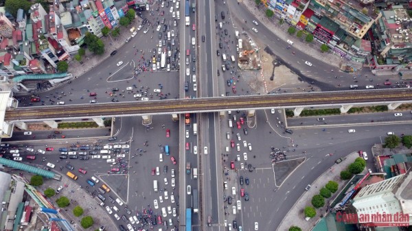 Nút giao&nbsp;Nguyễn Trãi - Khuất Duy Tiến (quận Thanh Xuân, Hà Nội) được đánh giá là một trong những nút hiện đại bậc nhất của Thủ đô,&nbsp;nút 4 tầng đầu tiên của cả nước. Tuy nhiên đây vẫn là&nbsp;điểm nóng về giao thông&nbsp;hằng ngày của Hà Nội. Đặc biệt sau khi&nbsp;Sở GTVT rào chắn và tổ chức lại giao thông tại đây để&nbsp;phục vụ thi công gói thầu số 2 hệ thống xử lý nước thải Yên Xá (Hà Nội) từ đầu tháng 7/2023 thì tình hình càng trở lên căng thẳng. Tình trạng người dân không tuân thủ tín hiệu biển báo, cắt chéo "khôn lỏi" liên tục diễn ra gây mất an toàn giao thông.​​​​​