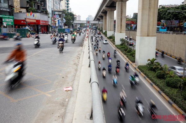 Theo phương án phân luồng lưu thông,&nbsp;​​​​​các phương tiện đi theo hướng Nguyễn Trãi -&nbsp;Ngã Tư Sở, đối với làn đường phía trên, bên phải hầm chui Thanh Xuân, cơ quan chức năng cấm toàn bộ phương tiện đi thẳng và rẽ trái tại nút giao Khuất Duy Tiến. Người dân bắt buộc rẽ phải vào đường Nguyễn Xiển rồi quay đầu.