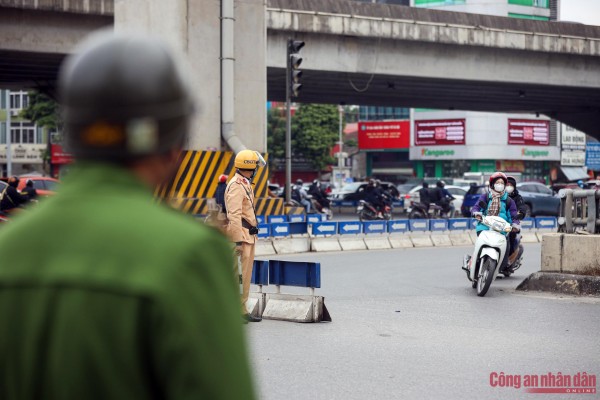 Để xử lý tình trạng trên, ngày 20/12, Đội CSGT số 7 (Phòng CSGT Hà Nội) đã triển khai lực lượng tại "điểm nóng" nhằm ngăn chặn, xử lý tình trạng vi phạm giao thông vô ý thức của một bộ phận người dân.