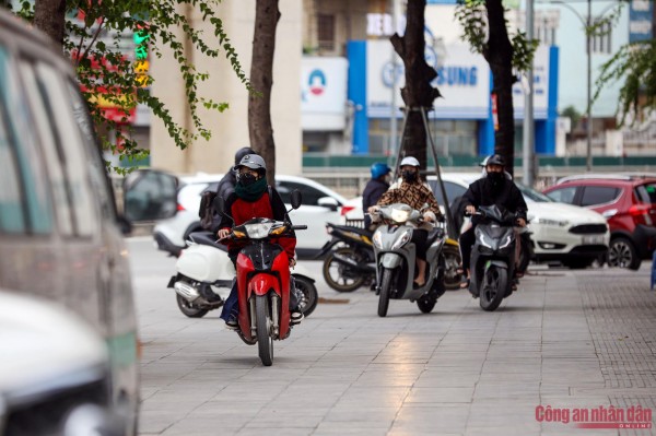 Đáng buồn, nhiều người dân khi thấy có CSGT đứng chốt thì "giả vờ" tuân thủ nhưng sau đó lại lái xe lên vỉa hè chạy ngược chiều để vào ngã tư. Điều này cho thấy ý thức rất kém về tuân thủ luật giao thông và cũng chính là khó khăn mà Đội CSGT số 7 đang gặp phải hằng ngày tại nút giao Nguyễn Trãi - Khuất Duy Tiến.