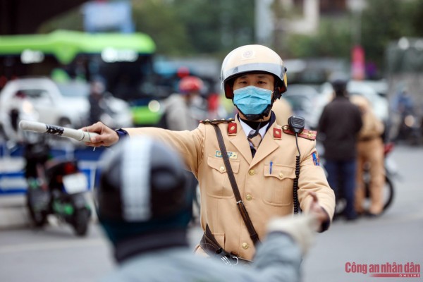 Cán bộ CSGT phải liên tục ra tín hiệu yêu cầu người dân đi đúng theo biển phân luồng.
