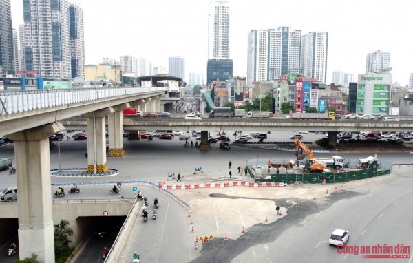 Ngoài ra, qua công tác nắm địa bàn thực tế ngày trong ngày hôm nay (20/12), Đội CSGT số 7 sẽ có đề xuất đối với&nbsp;Sở GTVT điều chỉnh tổ chức lại giao thông, cho phép mở làn phương tiện đi thẳng qua ngã tư Nguyễn Trãi - Khuất Duy Tiến để giảm tải giao thông.&nbsp;
