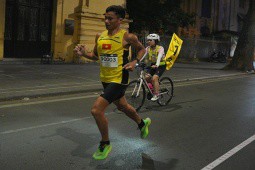“Lão tướng“ Nguyễn Văn Lai phá kỷ lục chạy 42km giải Marathon Hanoi Midnight