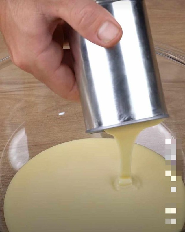 Đầu tiên, bạn trút hết sữa đặc ra một bát tô to