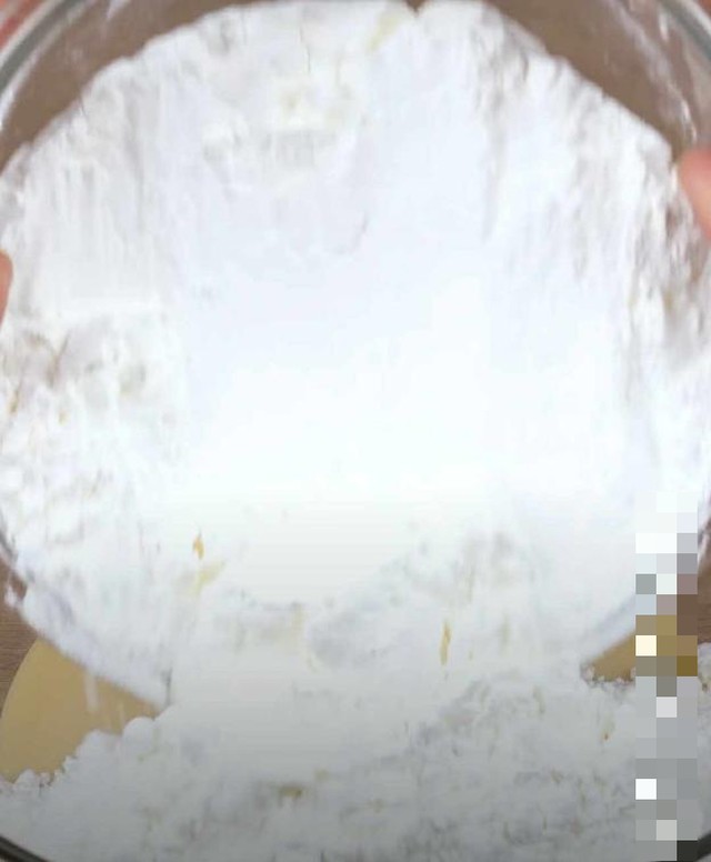 rồi đổ 200 gram bột bắp vào...