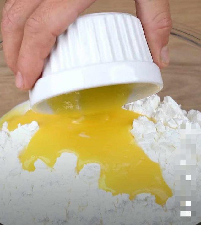 ... cho tiếp 40 gram bơ lạt đã đun chảy.