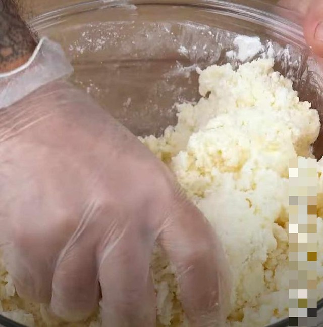 Tiếp đó bạn dùng tay trộn và bóp thật đều