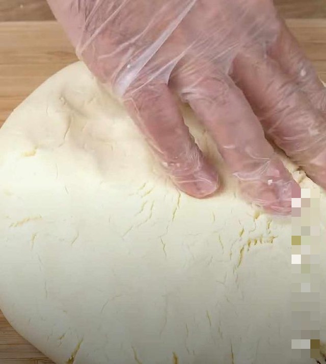 Cho đến khi khối bột nhuyễn mịn như thế này