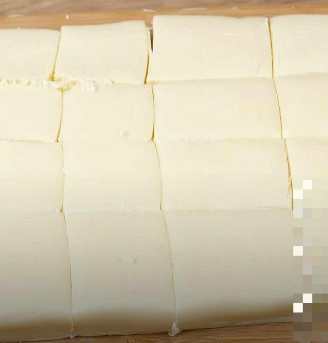 Thì bạn dùng một mặt phẳng có thể là cây cán bột hoặc mặt thớt, dàn đều bột ra thành miếng vuông vức và dùng dao cắt thành từng miếng như hình hướng dẫn.