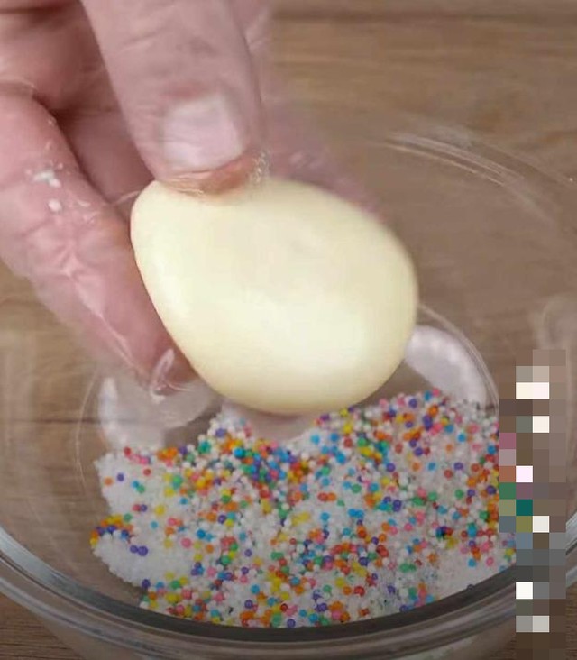 Bạn lấy từng miếng vuông đã cắt này và vo tròn đều thành hình miếng bánh (có thể cho vào khuôn bánh để tạo hình đều hơn). Bạn lần lượt tạo hình cho đến hết rồi bỏ sang một bên.