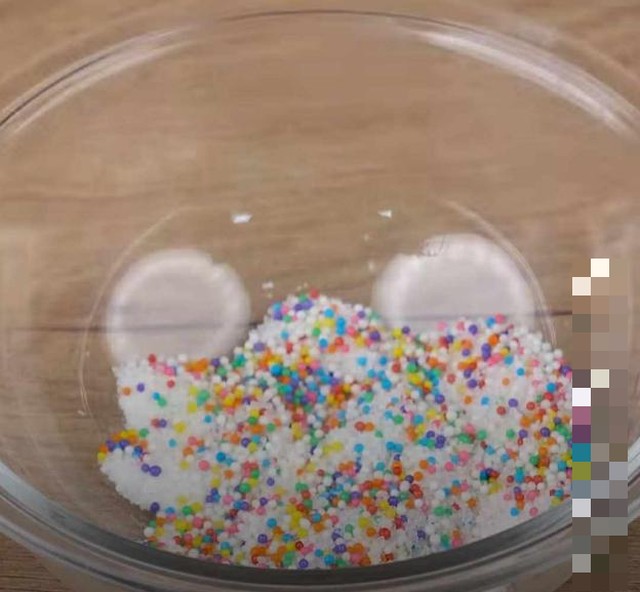 Sau đó, bạn lấy một bát tô khác để trút đường trắng và các viên kẹo bi nhỏ trang trí vào bát