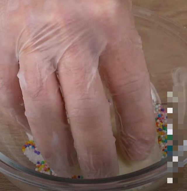 Và nhúng từng miếng bánh vào bát đường sao cho đường kính và kẹo bi trang trí bám đầy mặt bánh...