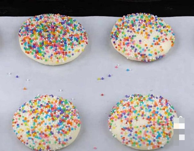 ... như hình hướng dẫn này. Cuối cùng, bạn cho tất cả các miếng bánh đã được phủ đường và kẹo bi vào khay nướng, cho vào lò nướng nướng ở 350oF trong vòng 25 phút.