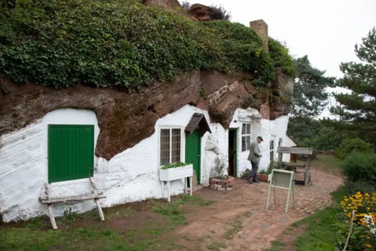 Những ngôi nhà nhỏ được xây dựng bám vào vách đá sa thạch ở Kinver Edge này là những ngôi nhà cuối cùng thuộc loại này ở Anh. Nơi đây vẫn có người ở cho đến những năm 1960. 
