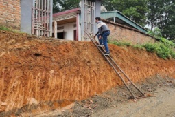 Tin tức trong ngày - Dự án đường 1.900 tỉ đồng: Dân bắc thang trèo vào nhà