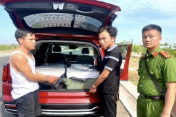 Tin tức trong ngày - Ô tô chở thuốc lá lậu tông xe máy của cảnh sát, kéo lê hàng trăm mét