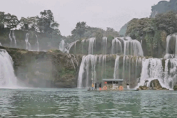 Du lịch - Du khách mê đắm vẻ đẹp kỳ vĩ, nguyên sơ của thác Bản Giốc