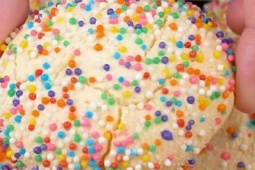 Ẩm thực - Làm bánh theo cách dưới đây, nguyên liệu chính chỉ cần sữa đặc, bột bắp mà thơm ngon hết ý cho dịp Noel, năm mới