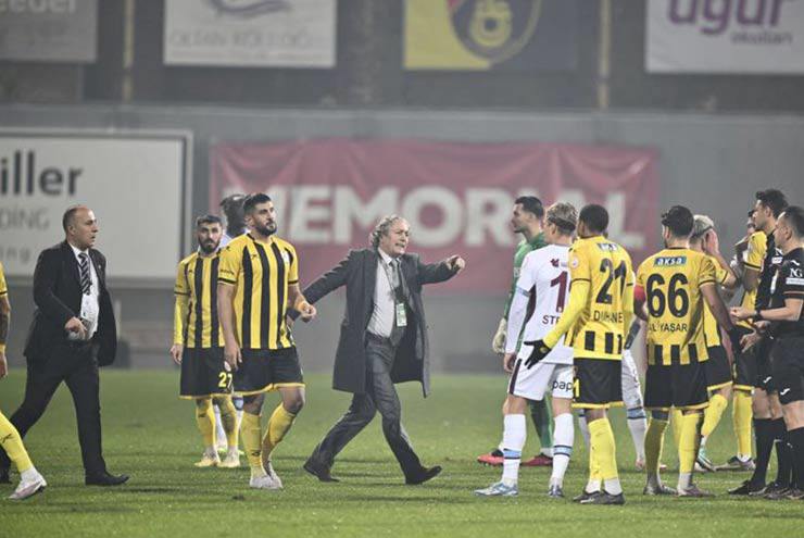 Chủ tịch CLB Istanbulspor xuống sân yêu cầu các cầu thủ bỏ trận đấu vì không được penalty