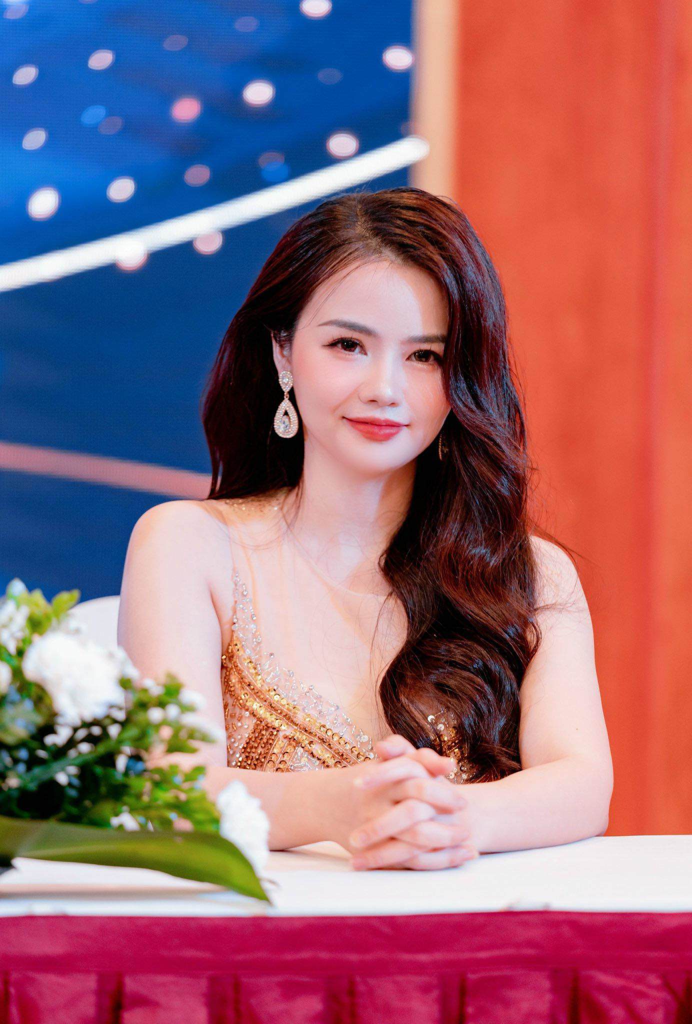 Những người giành ngôi vị cao nhất Mrs Earth sẽ chung tay lan toả thông điệp ý nghĩa trong việc giữ gìn môi trường xanh - sạch - đẹp và được đại diện để quảng bá vẻ đẹp của người phụ nữ Việt Nam ra quốc tế khi tham gia cuộc thi Mrs Earth International 2024