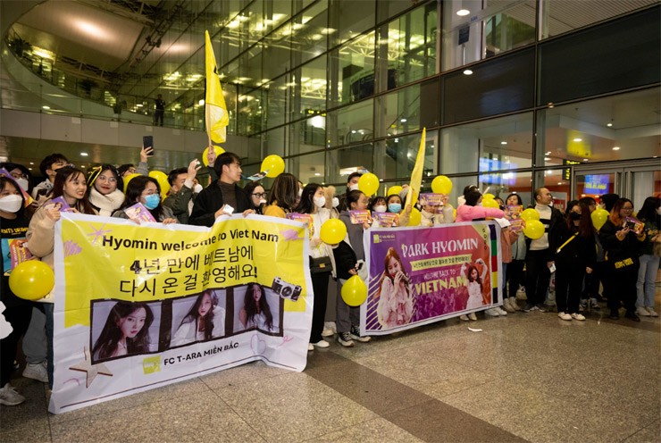 Hàng trăm fan Việt chịu rét 10 độ tới đón Hyomin (T-ara) tại sân bay - 5