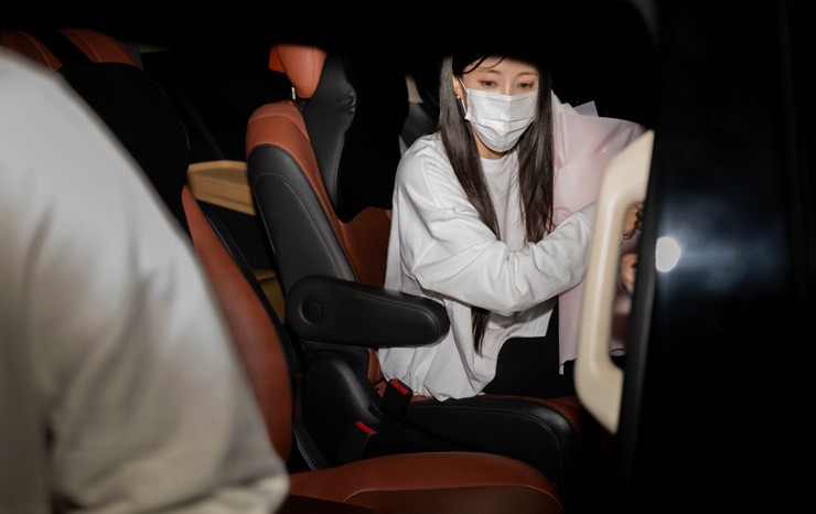 Hyomin lấy máy điện thoại ra chụp lại khoảnh khắc đáng nhớ và nhanh chóng lên xe về khách sạn