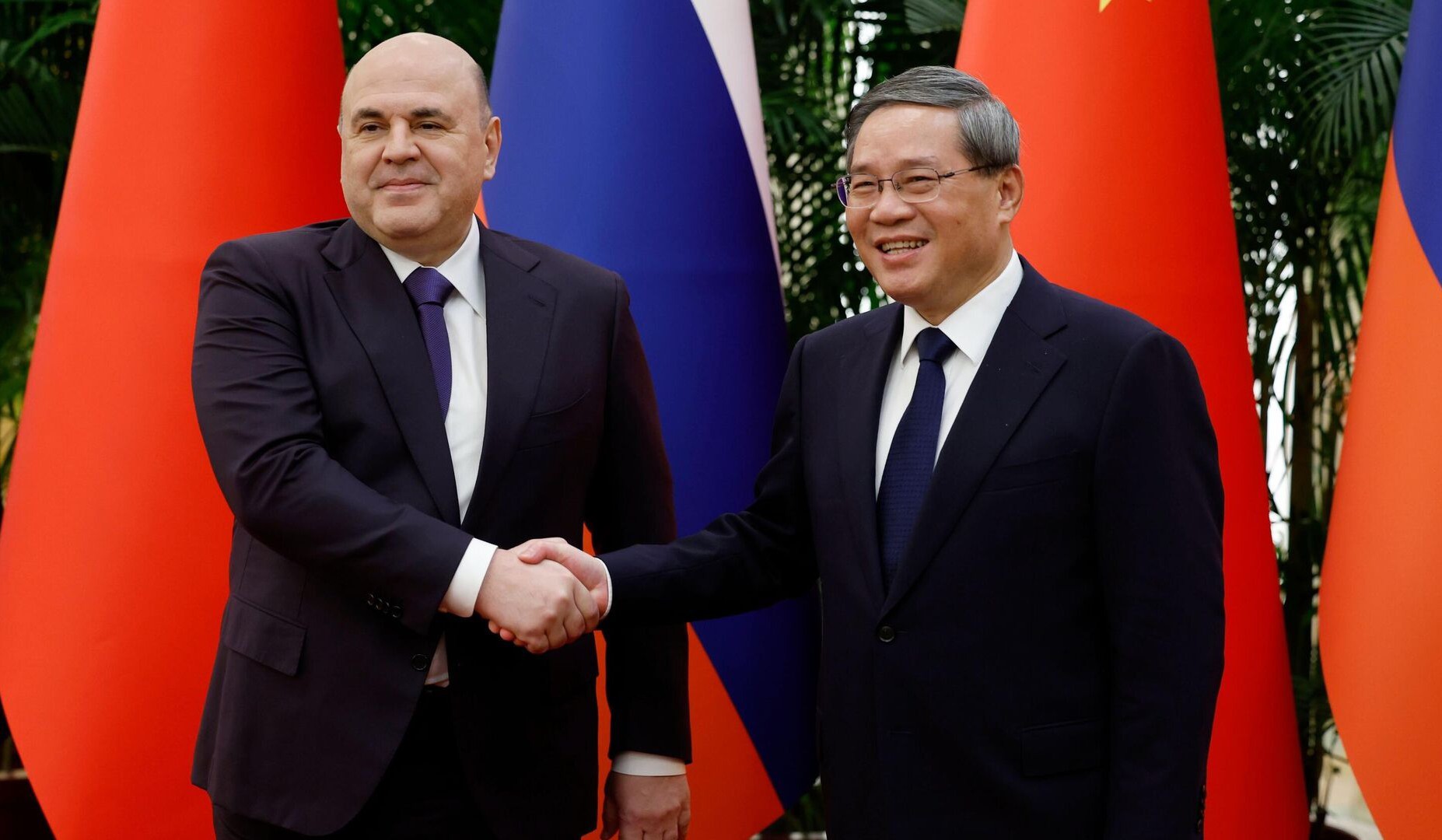 Thủ tướng Nga Mikhail Mishustin (trái) và người đồng cấp Trung Quốc Lý Cường trong cuộc gặp tại Bắc Kinh. Ảnh: First Channel News&nbsp;