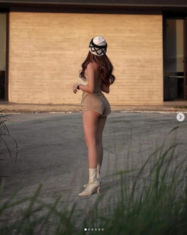 Vạn người mê cô chủ shop thời trang bụng mỡ, đùi cột đình - 8