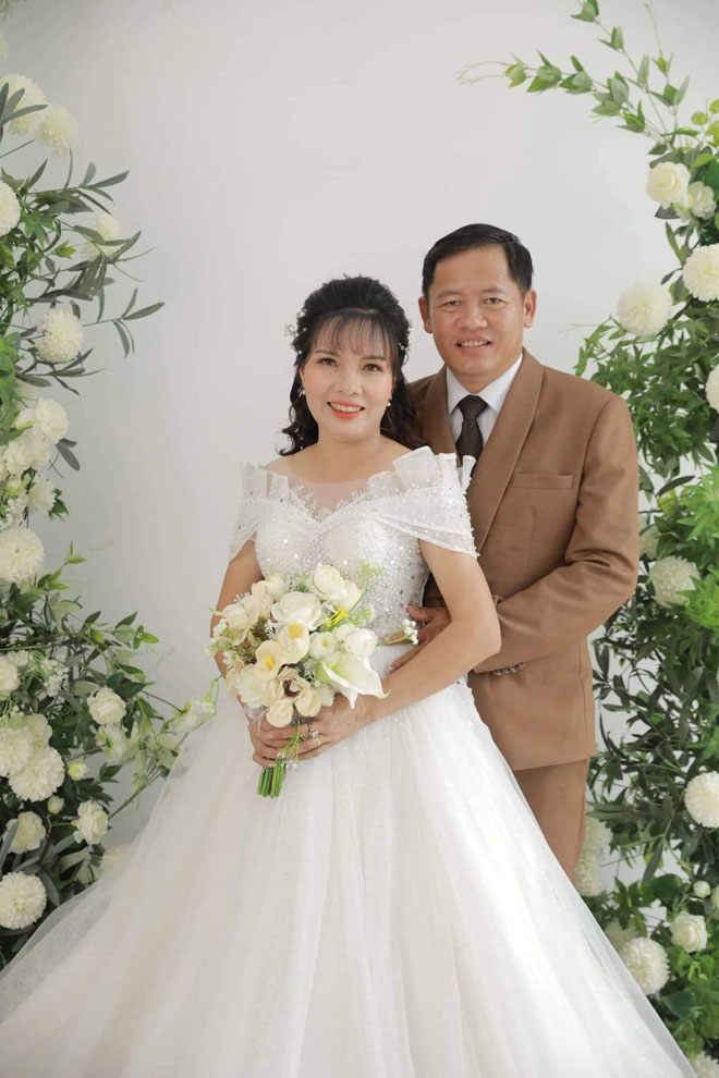 Đỗ Lam hạnh phúc khi tham dự lễ kỷ niệm 30 năm ngày cưới của bố mẹ