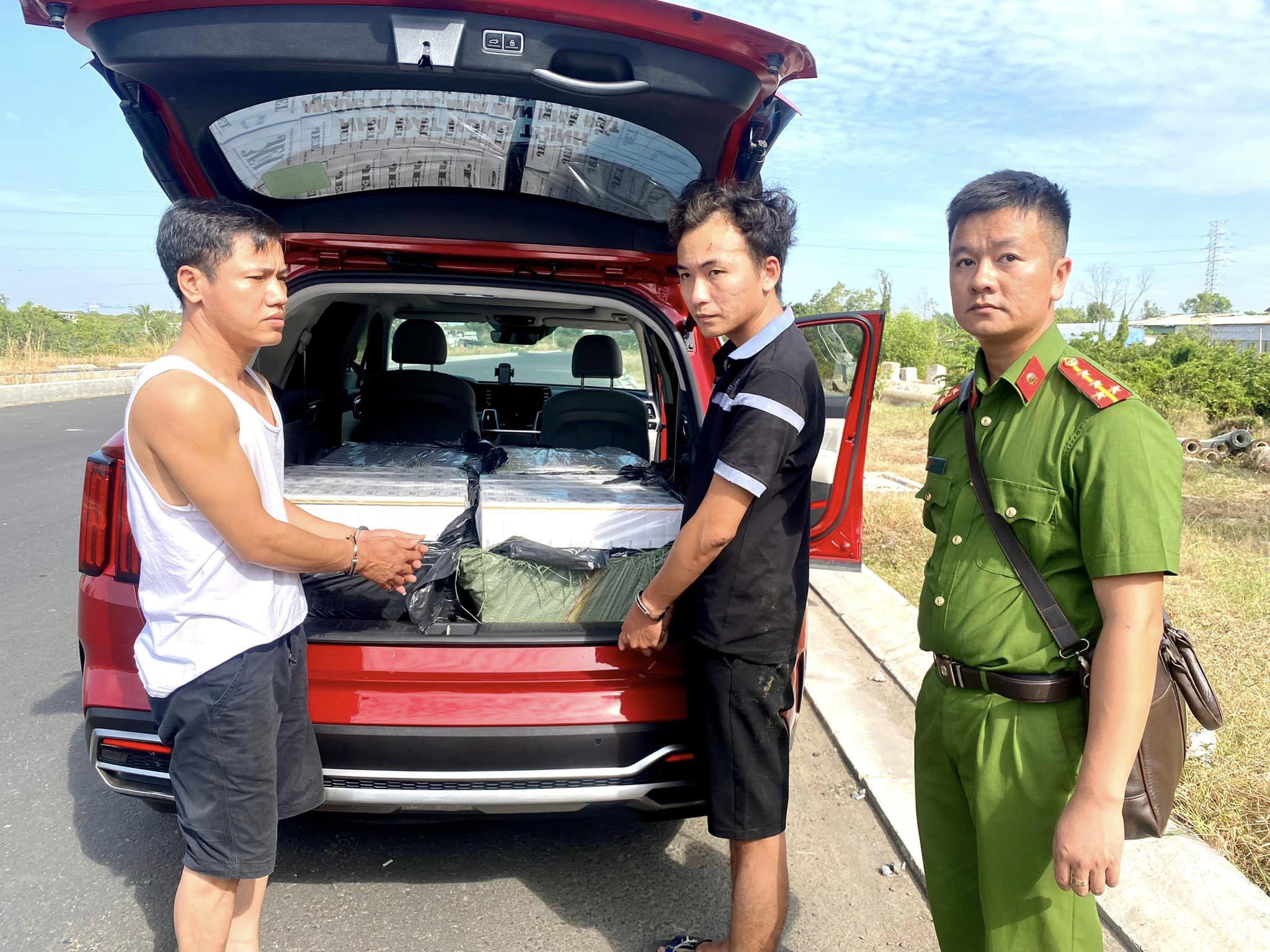 Hai đối tượng bị bắt giữ cùng tang vật