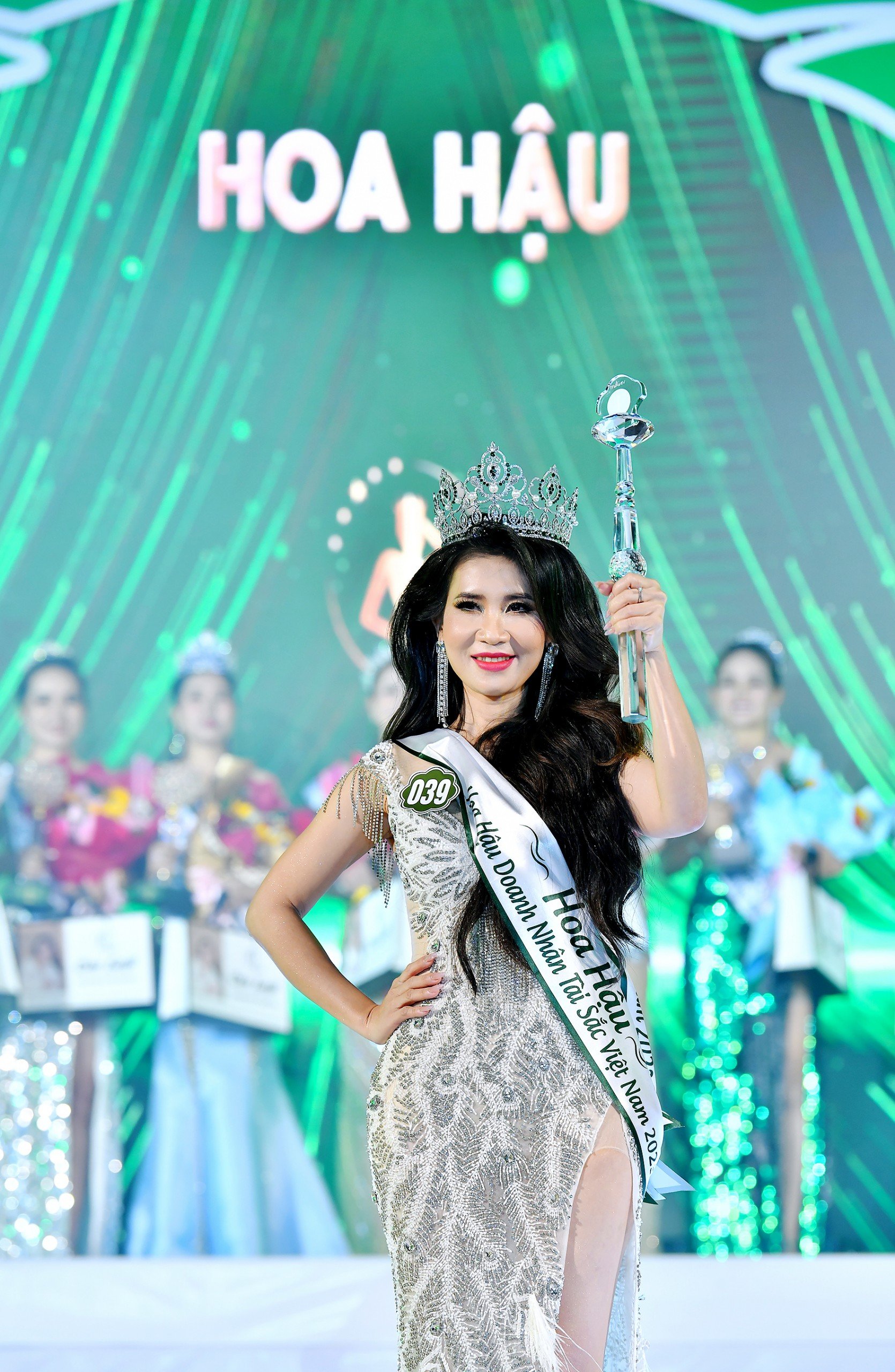 Doanh nhân Phan Thị Mỹ Linh chính thức lên ngôi Hoa hậu Doanh nhân Tài sắc Việt Nam 2023 - 4