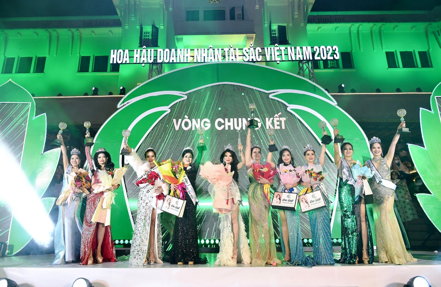 Đêm chung kết cuộc thi Hoa hậu Doanh nhân Tài sắc Việt Nam 2023 đã chính thức diễn ra tại khách sạn Đà Lạt Palace, thành phố Đà Lạt tối ngày 16/12/2023.