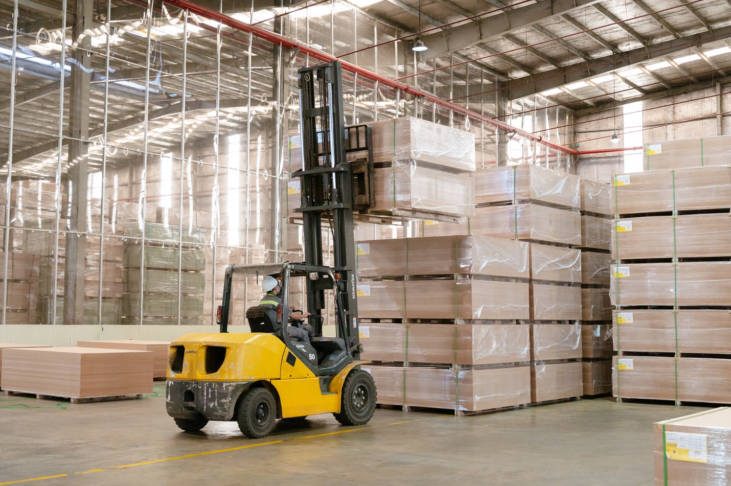 Hệ thống sản xuất với công nghệ, thiết bị hiện đại góp phần nâng cao năng lực cạnh tranh của các doanh nghiệp ván gỗ công nghiệp