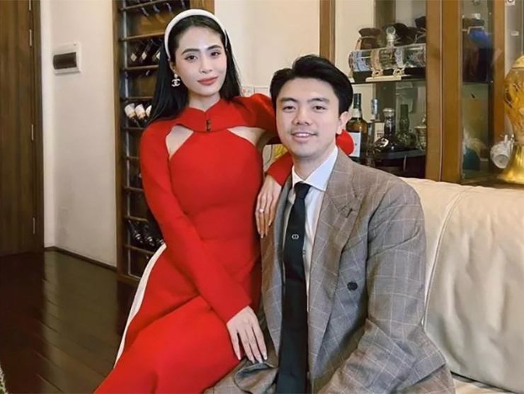 Vợ chồng Văn Quỳnh nổi tiếng trên mạng xã hội bởi sở hữu khối tài sản "khủng" cùng cách chi tiêu phóng khoáng, chịu chơi. Ca nương Kiều Anh cho biết Văn Quỳnh nghiện mua sắm hơn vợ, có ngày anh mua sắm hết gần nửa tỷ đồng. Ảnh: Facebook