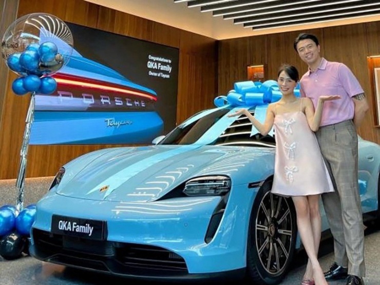 Không chỉ có nhà sang, vợ chồng Văn Quỳnh còn tậu 2 chiếc siêu xe Porsche chỉ trong vòng 1 năm. Chiếc thứ nhất là xe điện Porsche Taycan giá ít nhất 4,7 tỷ đồng. Ảnh: Facebook