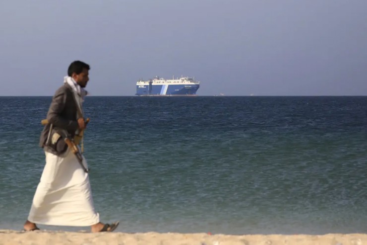 Lực lượng Houthis bắt giữ tàu chở hàng Galaxy Leader ngoài khơi Yemen vào tháng 11. Ảnh: YAHYA ARHAB/EPA