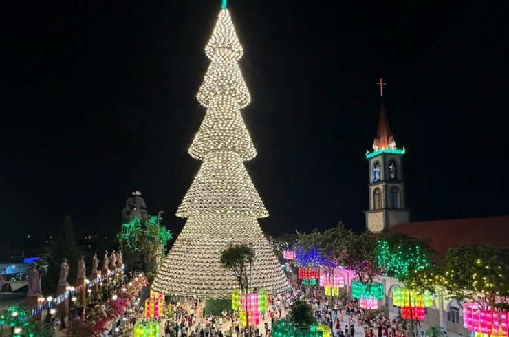Độc lạ cây thông Noel làm từ 4.200 chiếc nón lá - 1
