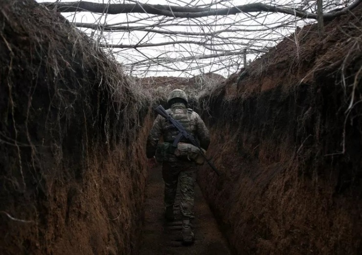 Một binh sĩ Ukraine đi dọc chiến hào trên chiến tuyến hôm 16/2/2022. Ảnh: Getty Images/ Newsweek