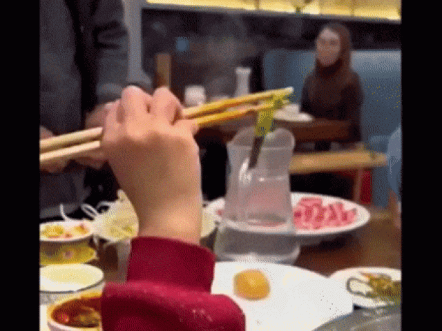 Bạn trẻ - Cuộc sống - Đang ăn lẩu, cô gái sốc nặng khi nhìn thấy thứ bên trong nồi