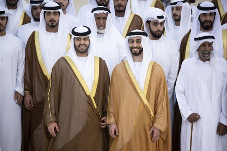 Theo bảng xếp hạng tài sản gia đình năm 2023 của Bloomberg, gia tộc Al-Nahyan của Tổng thống Các tiểu vương quốc Ả Rập thống nhất (UAE) Sheikh Mohammed bin Zayed Al Nahyan đã đứng đầu danh sách với khối tài sản lên tới 305 tỷ USD.
